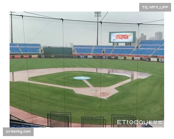 “现场视角：大雨导致场地积水，克莱蒙与梅斯之战在争议中完赛”